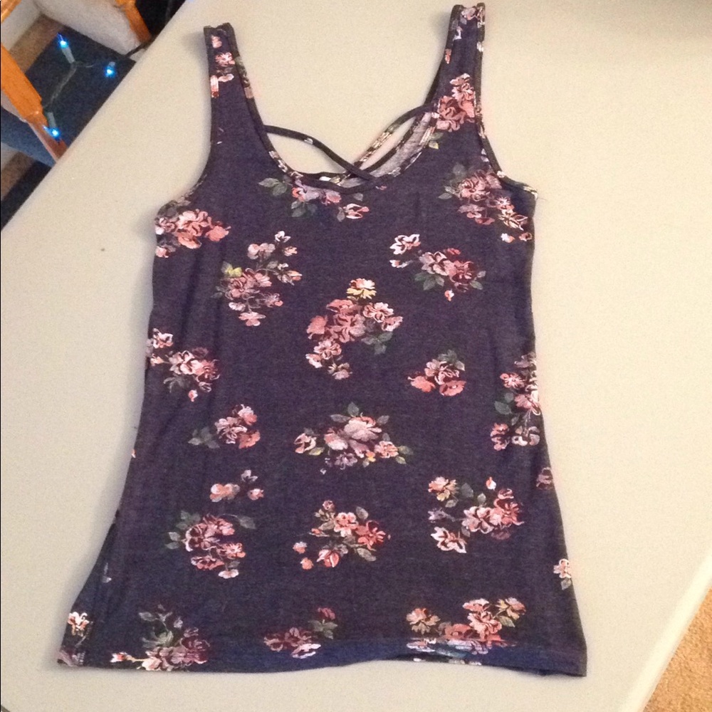 🐱Flowered criss cross tank